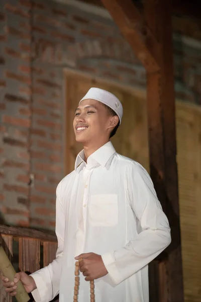 Seorang Pria Muslim Berdiri Tangga Depan Rumah Tradisional Malam Yang — Stok Foto