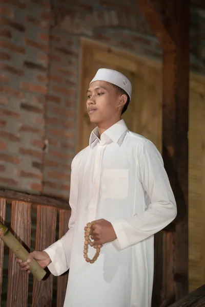 Seorang Pria Muslim Berdiri Tangga Depan Rumah Tradisional Malam Yang — Stok Foto