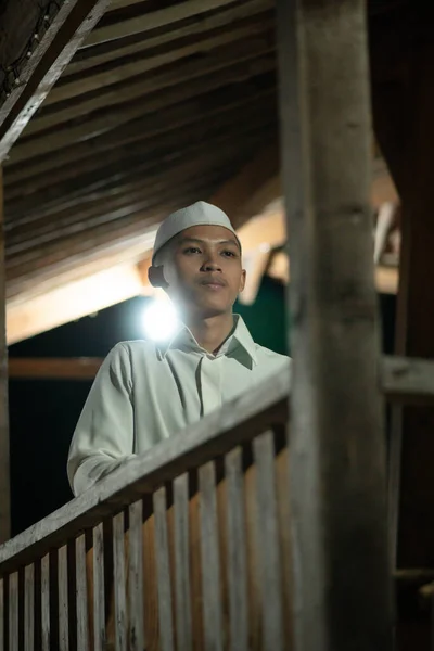 Homem Islâmico Orando Varanda Enquanto Usava Vestido Muçulmano Branco Aldeia — Fotografia de Stock