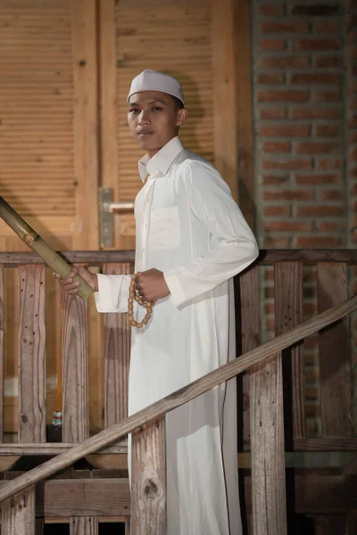 Muslim Stojí Schodech Před Tradičním Domem Temné Noci — Stock fotografie