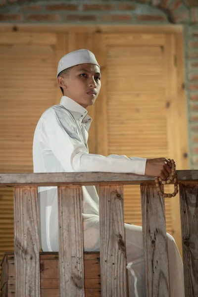 Seorang Pria Muslim Berdiri Balkon Rumah Kayu Desa Malam Hari — Stok Foto