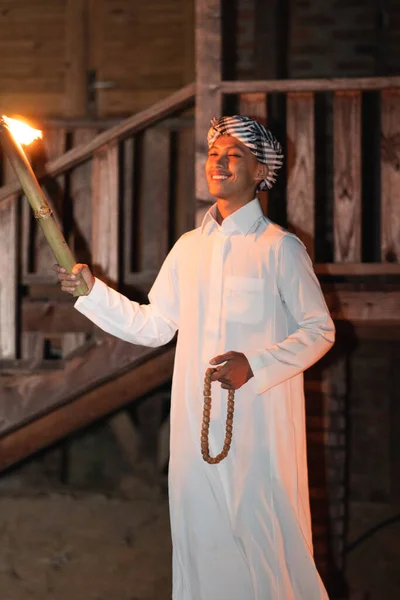 Islámský Muž Muslimských Šatech Tmavé Noci Ohněm Pochodeň Osvětlení Vesnici — Stock fotografie