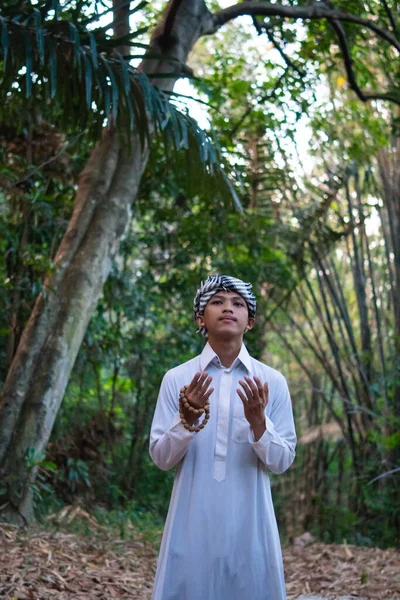 Homem Árabe Orando Floresta Enquanto Usava Vestido Branco Com Rosto — Fotografia de Stock