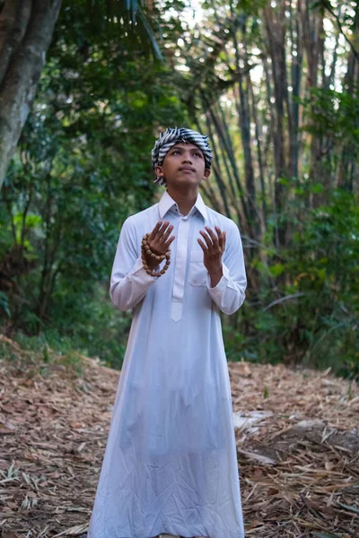 Homem Árabe Orando Floresta Enquanto Usava Vestido Branco Com Rosto — Fotografia de Stock
