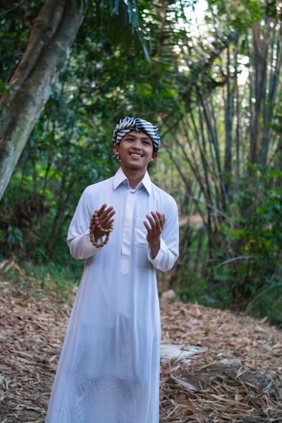 Seorang Pria Arab Berdoa Hutan Sambil Mengenakan Gaun Putih Dengan — Stok Foto
