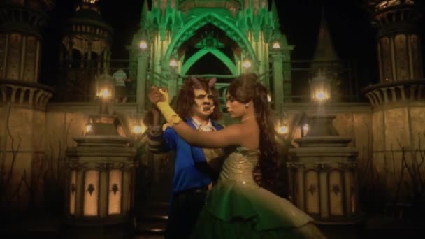城内のプロムの夜に彼氏と一緒に踊っている間に幸せな気分の美しい女性 — ストック動画