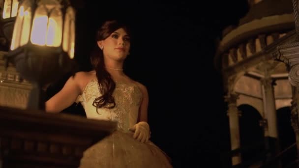 Piękna Księżniczka Panna Młoda Schodziła Schodach Podczas Swojego Ślubu Swoim — Wideo stockowe