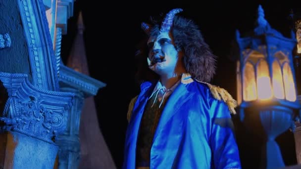 一个身着野兽服装的男人在漆黑的夜晚下了宫殿的楼梯 — 图库视频影像