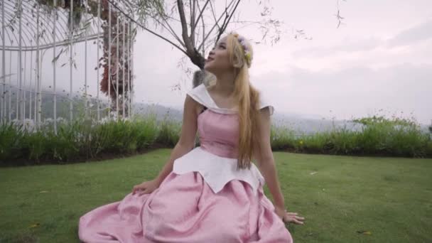 Růžová Princezna Piknik Pod Stromem Šťastnou Tváří Uvnitř Zahrady — Stock video