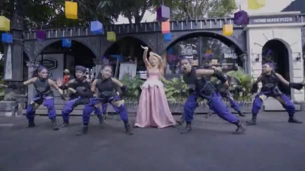 Bandung Indonésie Října 2021 Skupina Asijských Teenagerů Tančících Před Kavárnou — Stock video
