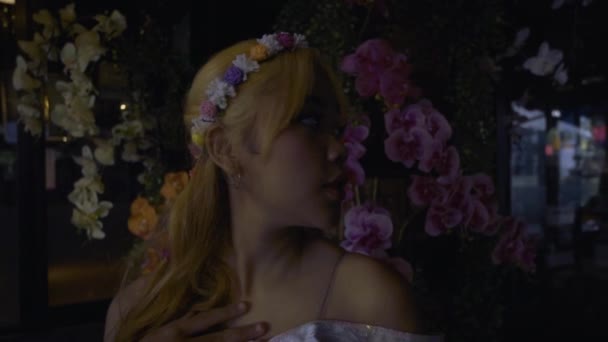 Asijská Princezna Květinovou Tiárou Hlavě Stojící Hrající Květinami Uvnitř Paláce — Stock video