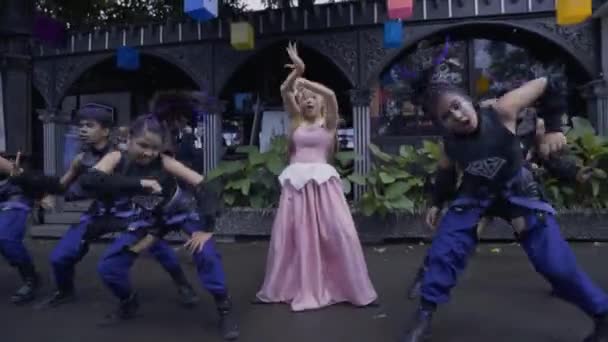 Bandung Indonesia Octubre 2021 Grupo Adolescentes Asiáticos Bailando Frente Cafetería — Vídeos de Stock