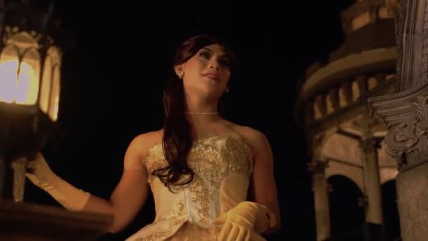 Красивая Невеста Принцессы Вниз Лестнице Время Свадьбы Дворце Темную Ночь — стоковое видео