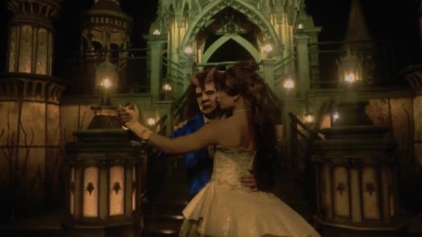 在城堡里的舞会之夜 一个美丽的女人和男朋友一起跳舞时感到很快乐 — 图库视频影像