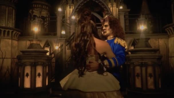 在城堡里的舞会之夜 一个美丽的女人和男朋友一起跳舞时感到很快乐 — 图库视频影像