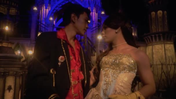 Μια Οικεία Νύχτα Μιας Βασίλισσας Και Ενός Βασιλιά Που Χορεύουν — Αρχείο Βίντεο