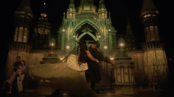 パーティー中に宮殿のダンスフロアで一緒にワルツを踊りながら カップルのロマンスの瞬間 — ストック動画