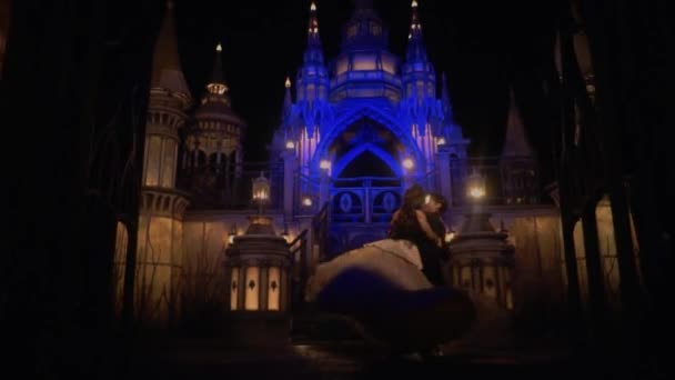 宮殿の城の中のダンスフロアで魅力的なダンスを踊るカップル — ストック動画