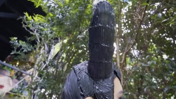 Wanita Pemalu Dengan Tanduk Hitam Dan Kostum Ungu Berjalan Depan — Stok Video