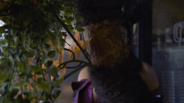 Asijka Černým Rohem Fialovým Kostýmem Stojící Pod Stromem Tajemnou Tváří — Stock video