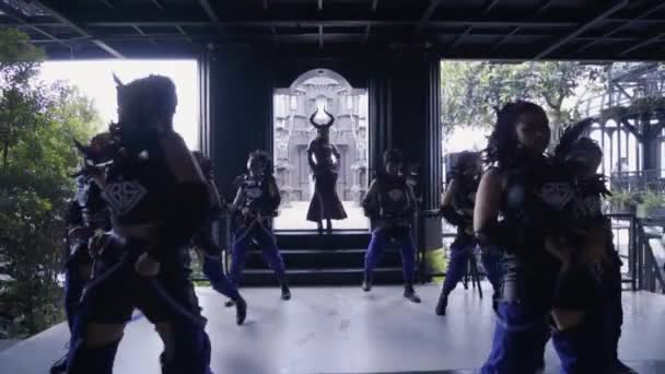 印度尼西亚万隆 2021年10月 一群身着紫色服装的舞蹈家在城堡前与邪恶的共济会成员共舞 — 图库视频影像