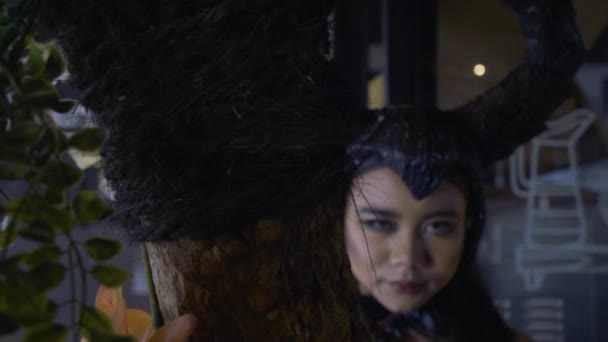 Donna Asiatica Con Corno Nero Costume Viola Piedi Sotto Albero — Video Stock
