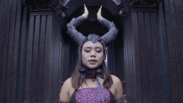 Asiatisk Kvinna Med Svart Horn Och Lila Kostym Går Och — Stockvideo