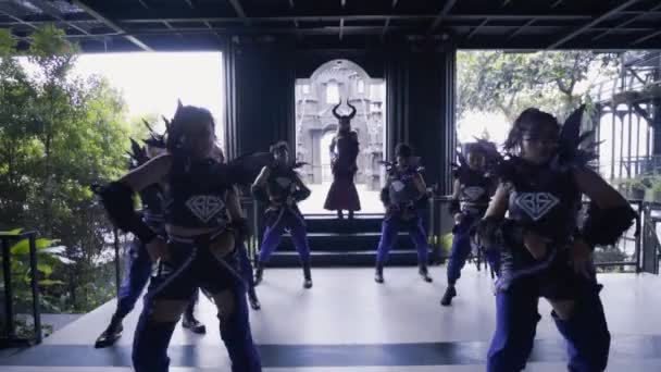 印度尼西亚万隆 2021年10月 一群身着紫色服装的舞蹈家在城堡前与邪恶的共济会成员共舞 — 图库视频影像
