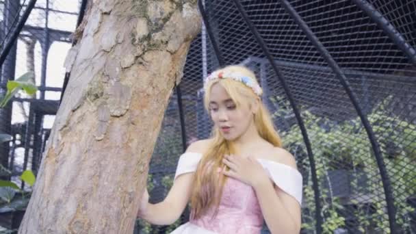 Eine Prinzessin Sitzt Einem Käfig Mit Einem Baum Garten Blume — Stockvideo