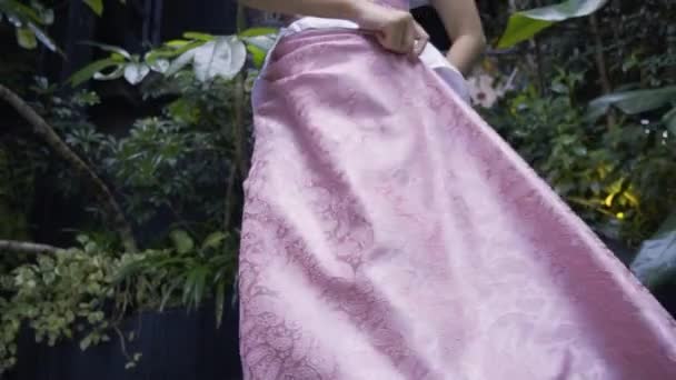 Uma Princesa Loira Com Vestido Rosa Brincando Castelo Floresta Com — Vídeo de Stock