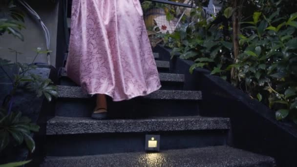 Egy Rózsaszín Ruhás Hercegnő Sétál Lépcsőn Erdőbe Egy Virággal Egy — Stock videók