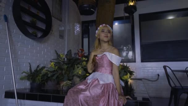Egy Ázsiai Hercegnő Minikertben Virágokkal Madárfészekkel Miközben Ruhát Visel Kastélyban — Stock videók