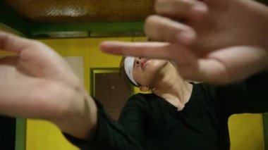 Kör kadın gün ışığında sarı odada yaptığı hareketle dans ederken acı hissetti.