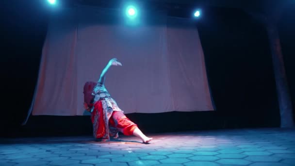 Червоний Одяг Покриває Обличчя Жінки Танцюючи Червоним Традиційним Вбранням Під — стокове відео