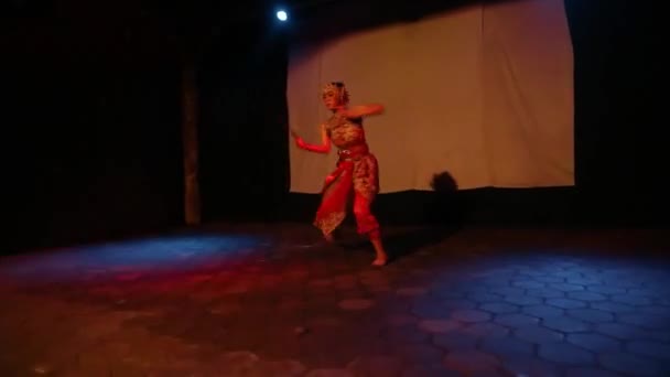 Java Tanečnice Tradičním Kostýmu Při Tanci Jevištním Světlem Tmavé Noci — Stock video