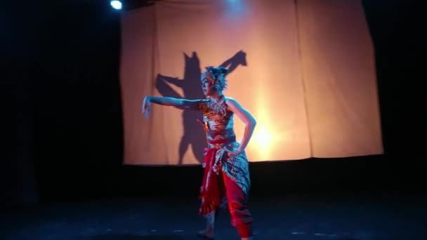 Bărbat Silhouette Dansând Femeia Din Spatele Împreună Noaptea Întunecată Lumina — Videoclip de stoc