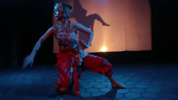 Muž Silueta Tančí Ženou Temné Noci Jevištním Světlem — Stock video