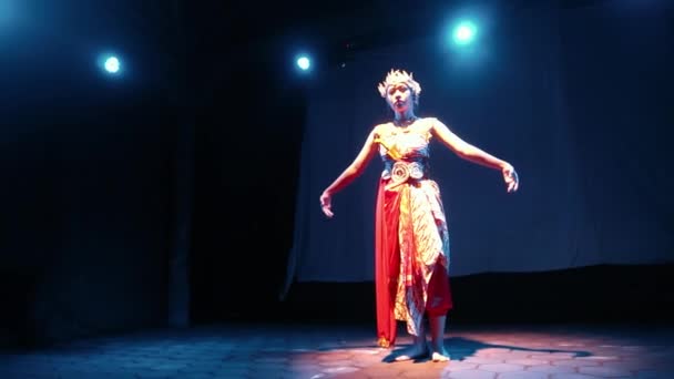 Una Bailarina Tiene Movimiento Mientras Baila Sola Oscuridad Noche — Vídeo de stock