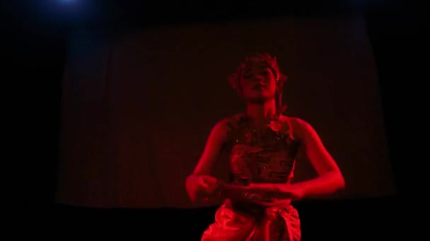 一个舞蹈家独自在漆黑的夜光中跳舞时 她很有动作 — 图库视频影像