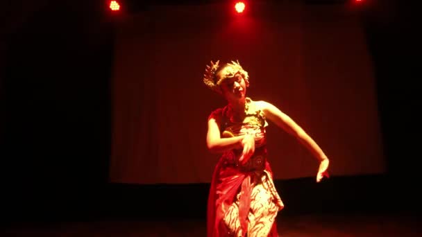 Java Dansare Flyttar Sin Kropp Till Takten Medan Hon Dansar — Stockvideo
