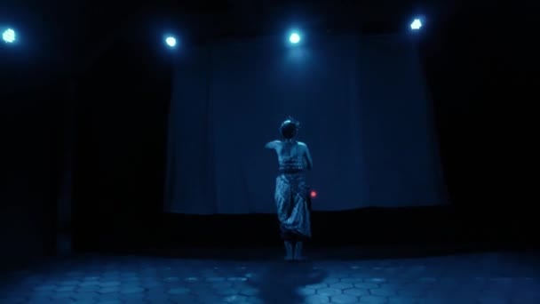 アジアの女性は 伝統的な衣装を着て 暗闇の中で一人で赤い照明の下で踊る — ストック動画