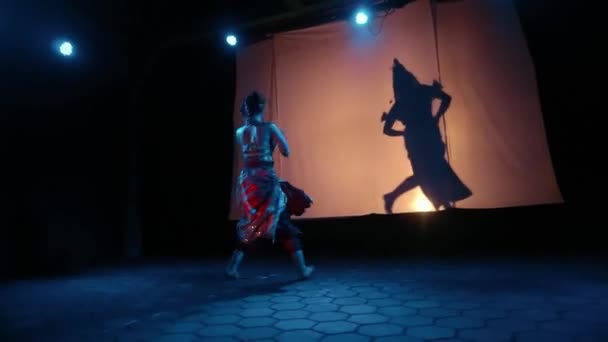 亚洲女人穿着蓝色灯光下的古装 与背景中的轮廓一起跳舞 — 图库视频影像