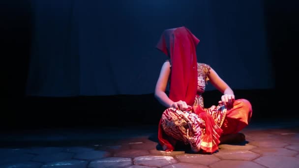 在漆黑的夜晚 围巾舞蹈演员用红色的衣服捂住脸 独自与身体一起活动 — 图库视频影像