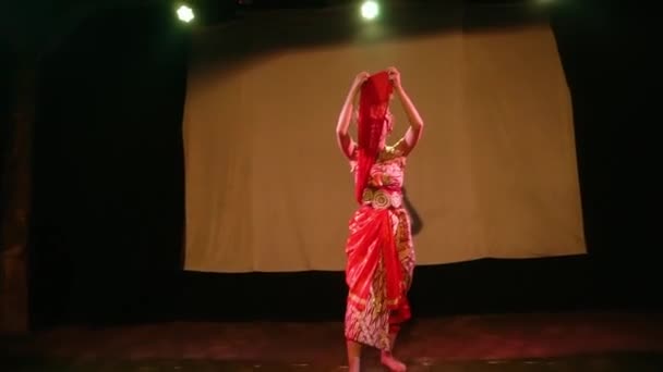 Une Danseuse Écharpe Utilise Les Vêtements Rouges Pour Couvrir Son — Video