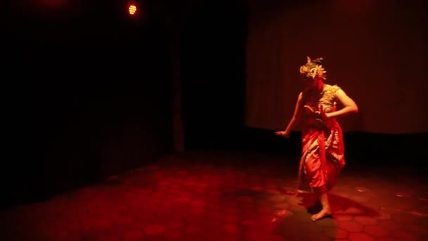 Femme Asiatique Portant Costume Traditionnel Dansant Sous Éclairage Rouge Seul — Video