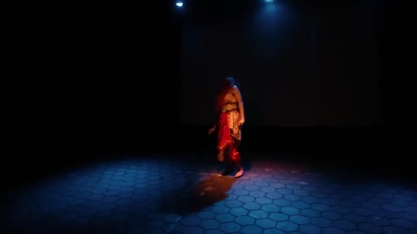 亚洲女人在舞台上用红色围巾捂住脸跳舞 — 图库视频影像
