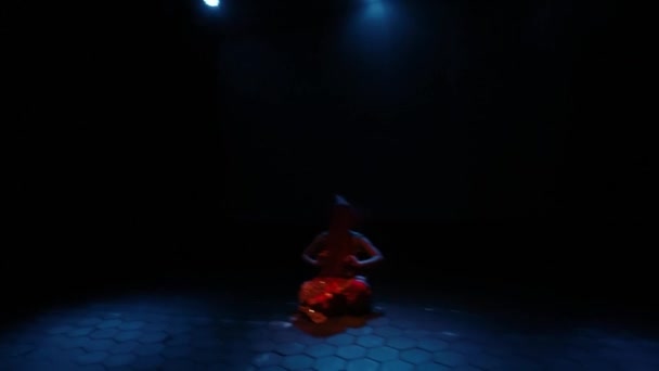 舞台上で顔を覆いながら 赤いスカーフで踊るアジアの女性たち — ストック動画