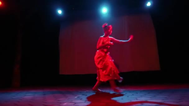 一位爪哇舞蹈演员在舞台灯光下跳着自己身体的传统舞时 随着节拍舞动着身体 — 图库视频影像
