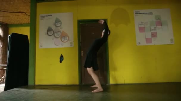 Den Blinda Kvinnan Kände Sig Sårad När Hon Dansade Med — Stockvideo