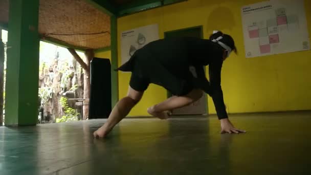 Deprimida Mulher Cega Dançando Com Raiva Enquanto Usava Vestido Preto — Vídeo de Stock